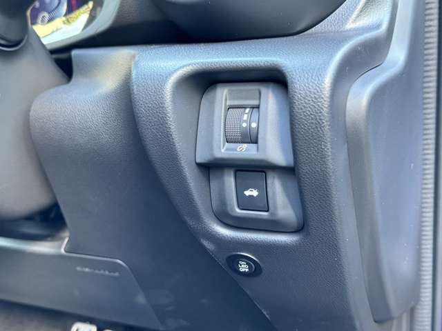 メーター内明るさ調整も運転席右側スイッチで可能です。下にはトランクルーム開閉スイッチがございます。