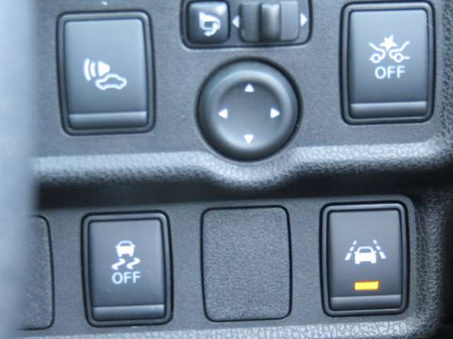エマージェンシーブレーキ カメラで周囲の車両や歩行者を検知。衝突の可能性が高まるとメーター内のディスプレイ表示やブザーによりドライバーに回避操作を促します。