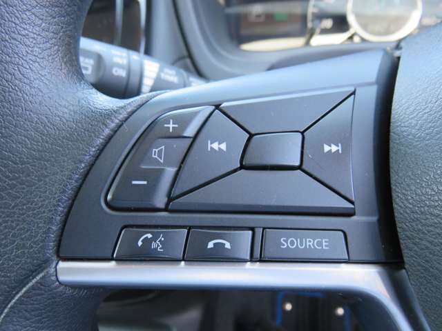 ハンドルに付いたコントロールスイッチ 走行中でもハンドルから手を離すことなくメーター内のインジケーターの表示切替・ＡＶの音量調整やメディアの切り替えが出来ます。