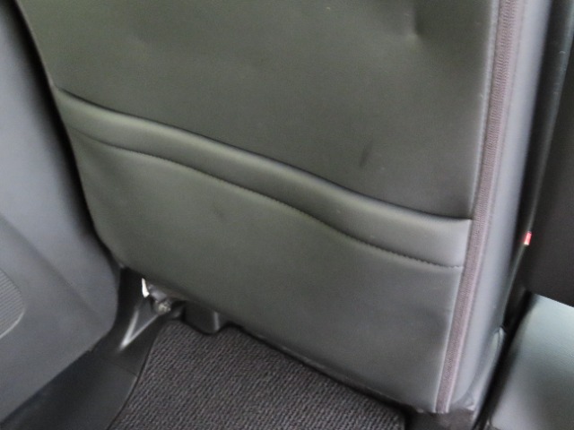【シートバックポケット】座席背面には地図や雑誌などがすっぽり入る大きさのポケットがついています。