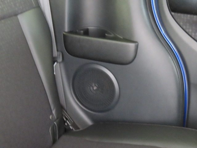 【スピーカー】車内各所に配置されたスピーカーで、お気に入りの音楽やラジオを聞きながらドライブを堪能できます。