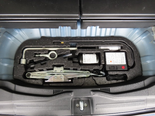 【車載工具】パンクなどのもしもの時に役立つ車載工具があります。ジャッキなどが装備されています。