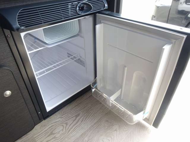 冷蔵庫です！いつでも冷たい飲み物をお飲み頂けます！12Vのサブバッテリーより電源供給しております！