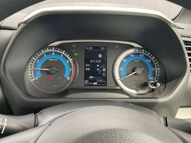 ブルー照明とグレーのグラデーションがクールな専用メーター、航続可能距離・燃費情報なども表示するセンターディスプレイとエコドライブが楽しくなるエコインジケーター付き。