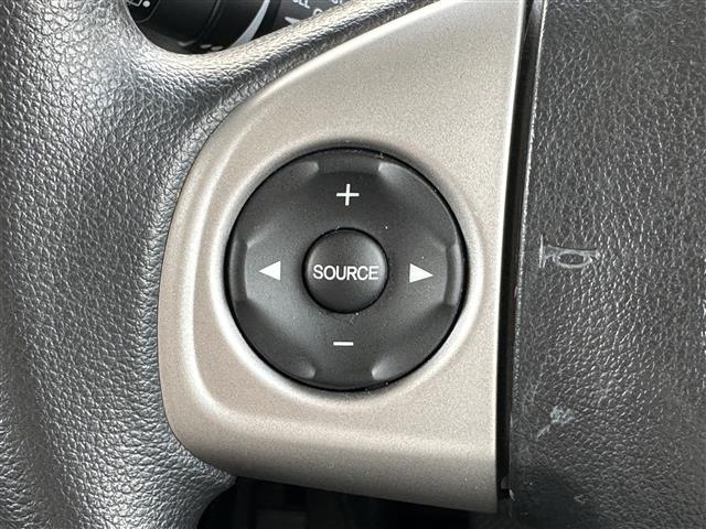 ◆【ナビ操作スイッチ】運転中はナビまで腕を伸ばすのが意外と遠いですよね、、このお車はこのスイッチで手元で素早く操作できます！