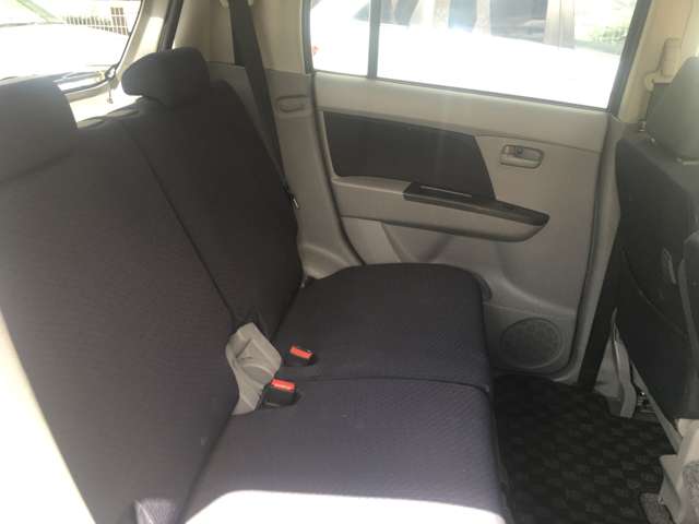 使用感の少ない綺麗な後部座席で、チャイルドシートもしっかり固定でき安心です。