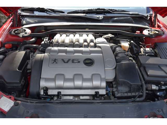 アルファロメオと違って樹脂で覆われたエンジン　V6 3リッター