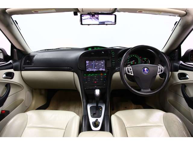 インテリアは、ドライバー正面に視覚系、その左手にはオーディオの操作系を置き、さらにその下のセンターコンソールに空調の操作系を置くコクピットデザイン