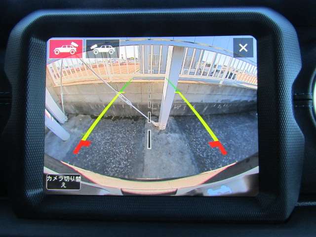 リアビューカメラにも対応しています。ステアリングの切れ角をセンサーで感知、モニターに予測ラインを表示しますので、車庫入れが苦手なお客様にも大変便利な装備でございます。