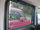 リヤドアには、引き出してガラスを覆うロールサンシェードを内蔵。直射日光を防いで車内を快適に保つほか、お子さまの着替えの際など、プライバシーの保護にも役立ちます。