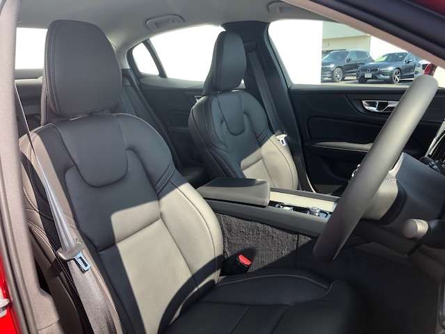 フロントシートは人間工学に基いたシート設計で長時間のドライブでも快適です。