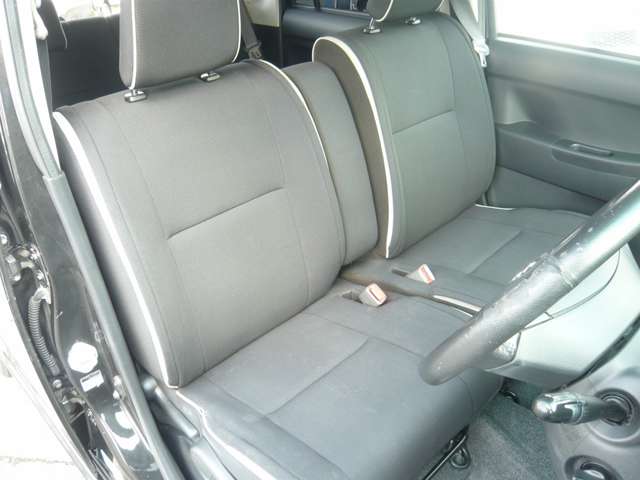 フロントシートの画像です。座面はベンチ式で、運転席にはアームレストが付いています。