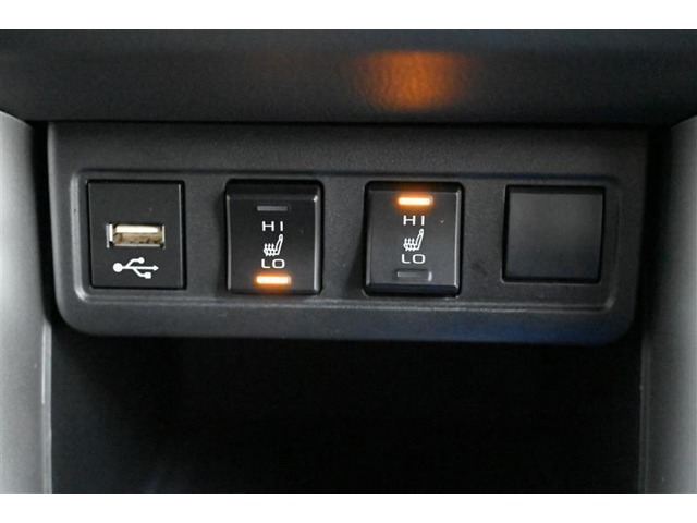 ■通信用ＵＳＢ端子、■シートヒータースイッチ（運転席／助手席） 装備　　シートヒーターは　『ＨＩ - LO』の２段階切替が可能。