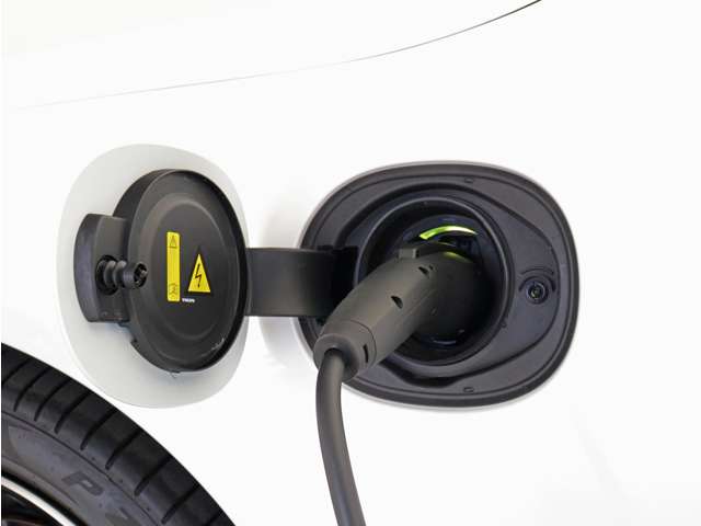 専用コードを接続するだけで簡単に充電が行えます。Recharge UltimateT8AWD plug-in hybridは、走行中の充電のほか、自宅などに設置された充電機器からの充電が可能です。