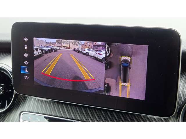 【３６０度カメラシステム】リバースと連動し、車両後方の映像をディスプレィに表示歪みの少ないカメラにより鮮明な画像で後退の運転操作をサポートします。