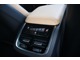 4ゾーン・フルオートマチック・エアコンディショナーにより、前両席および後席左右でそれぞれ個別に温度設定することができます。シートヒーターはフロントシートだけでなくリアシートにも装備されています。