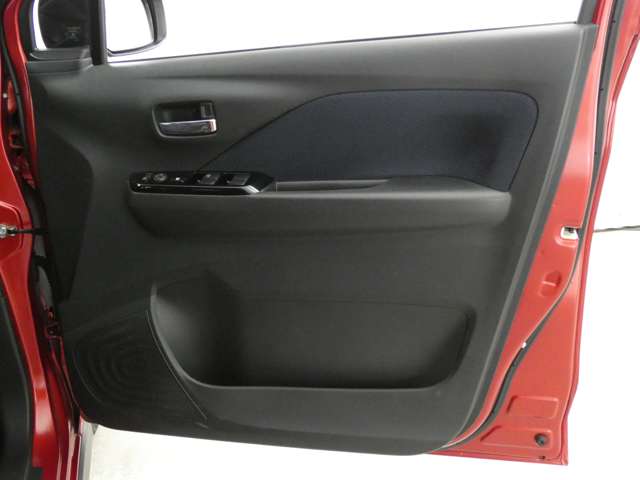 キズがつきやすい運手席ドア内張りですがきれいな状態です♪足元にはドリンクホルダーや収納スペースも備えております。
