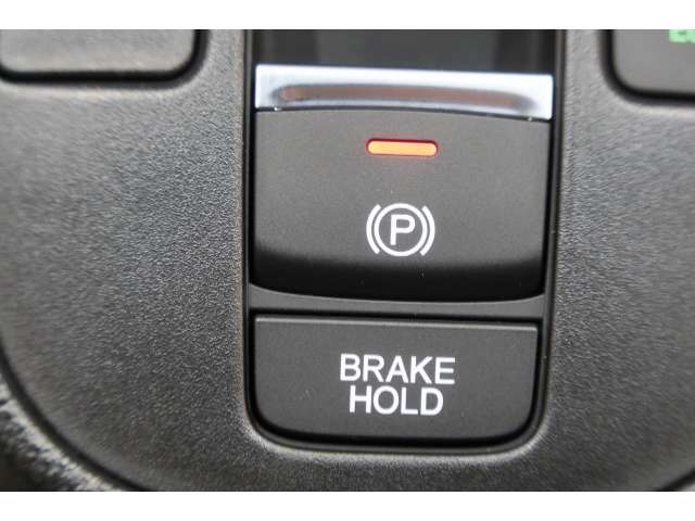 指先の操作でパーキングブレーキの「作動と解除」が行うことができる装備。ブレーキペダルから足を離しても停止し続けてくれるオートブレーキホールド機能。信号待ちなどの際には便利。ＥＣＯ運転で低燃費走行♪