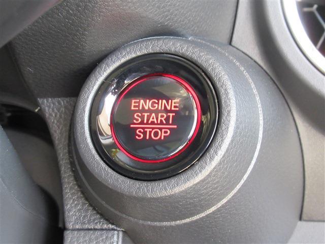 鍵を取り出さなくても、エンジンのスタート＆ストップができるプッシュボタン付き！