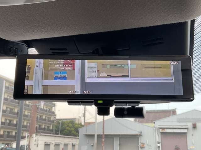 インテリジェントスマートルームミラーは、後席にゲストがの乗車時やお荷物などで後方確認ができない場合は後方確認専用カメラでくっきり！安心ですね！