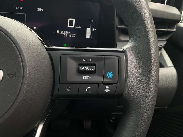プロパイロット 同一車線上の先行車を検知し、追従、走行中のレーンマーカーまで検知するとハンドル操作もアシスト！
