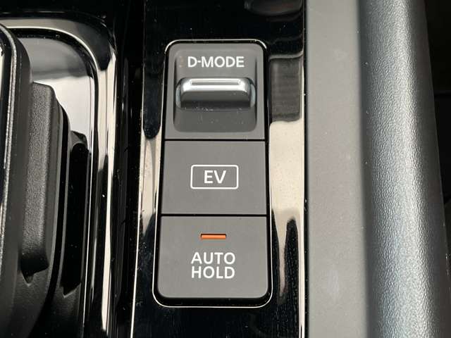 パーキングブレーキは信号待ちなどでブレーキペダルを踏んで停車した後、ブレーキペダルから足を離しても車がそのまま停止状態を維持できるオートホールド機能付き！