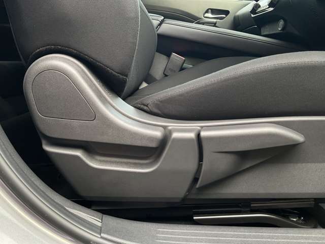 運転席シートリフター（ラチェット式）で、座面の高さも上下に動き、体格にあわせて調整ができ広々でゆったり運転できます♪