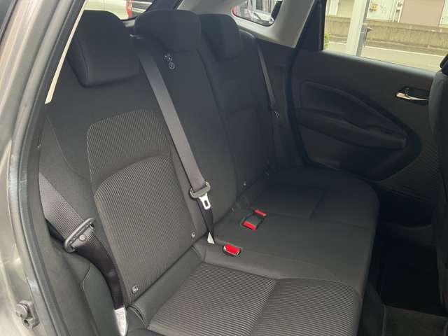 コンパクトでも車内広々。頭上空間も広く快適にお過ごしいただけます。後席足元空間も十分な広さを確保しております。座面も厚く快適です！
