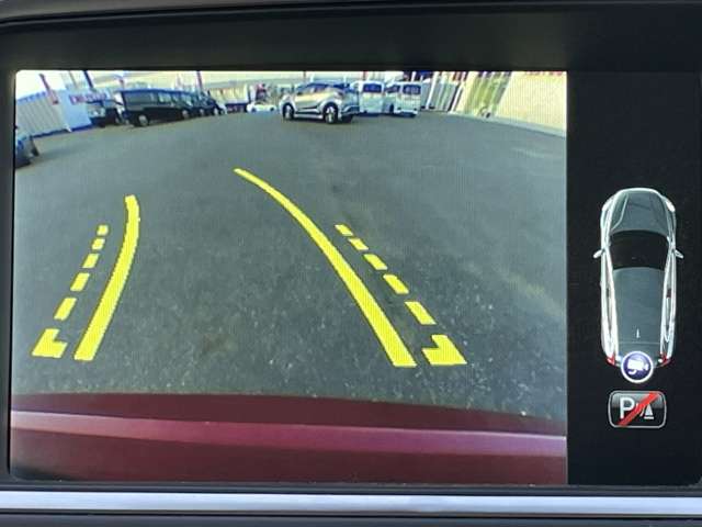 【バックモニター】駐車時の心強い味方・後方カメラがついています！ カラー付きのガイド線があるので、車の向きが分かりやすくなります♪