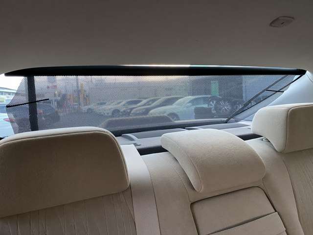 【電動リアサンシェード】高級車の後席に搭載されるサンシェードは電動格納致します。