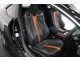 シートは高級感のあるブラック＆オレンジのセミアニリン革シートです。電動シート装備で繊細な微調整が可能です。シートヒーター・エアコンも付いているのでどのシーズンのドライブも、快適に過ごすことができます。