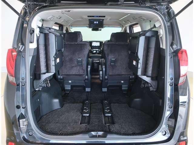 サードシートは軽い力で簡単に左右に開いて格納し、後席シートを前方に倒せば、大きな荷物や長尺物も楽々収納できます。