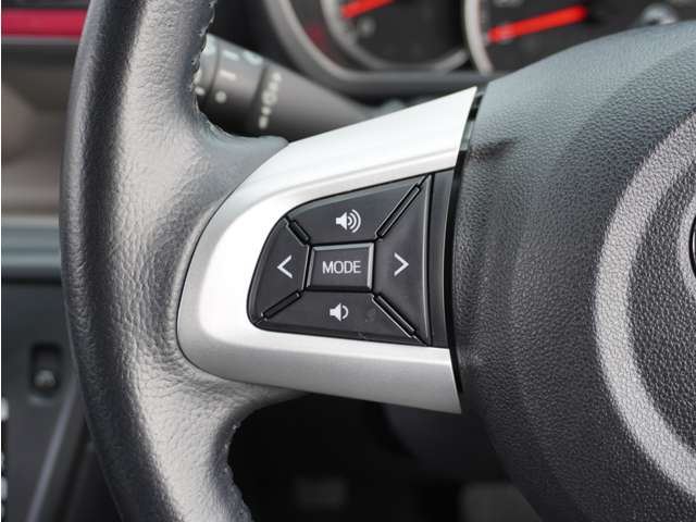 こちらのお車はハンドルにオーディオ操作スイッチが付いています。視線が極端に下がる事が少ないので安全面でも一役かってくれますよ♪