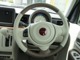 ハンドルにはオーディオの操作スイッチが搭載されています。運転中も目線を逸らさずに操作できるため、運転に集中することができて安全なのです♪