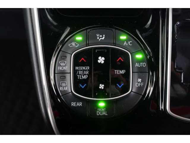 オートエアコンは左右席で独立温度コントロールが可能です。運転席はキンキンに冷やして助手席はマイルドにと言った設定が可能です☆暑さ寒さでケンカすることもなくなりますね♪