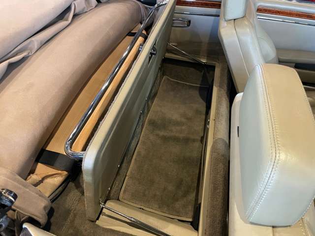 座席後ろの小物入れも十分な積載性がございますので、カバンなどお手回り品の置き場にも困りません。
