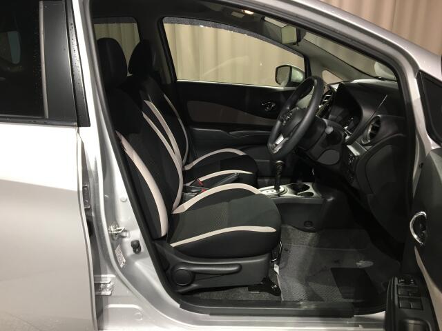 フロントシートは調整機能も細かく設定され、どんな体格にもフィット！！長距離でも快適なドライブをお楽しみ頂けます！