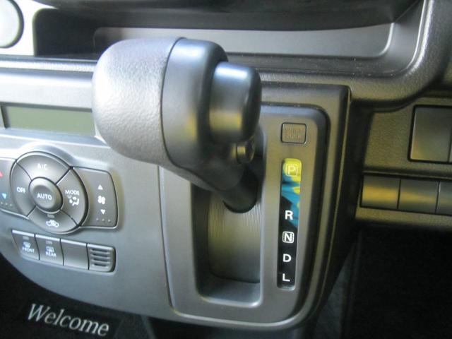 インパネシフトで足元広々です！エアコンは、設定した温度で車内を一定に保ってくれるフルオートエアコンです！