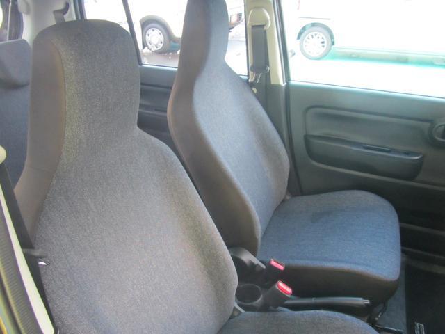 デニム調のシート表皮で親しみやすさを演出した車内です☆ ヘッドレスト一体型シートでスタイリッシュな印象です。シートスライド・シートリフター付きでご自身に合った位置での運転が可能です！