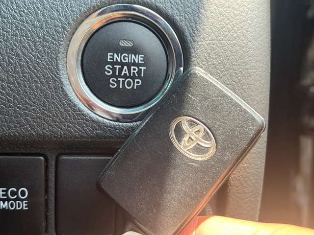 【プッシュスタート】ブレーキペダルをしっかり踏み込んだ状態でプッシュスタートスイッチを押すだけでエンジンを始動させることができます。スマートキーを使うので、鍵を挿し込む必要がありません！