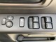 運転席の窓操作部の画像です。左にはドアミラーの開閉スイッチと角度調整スイッチがあります。