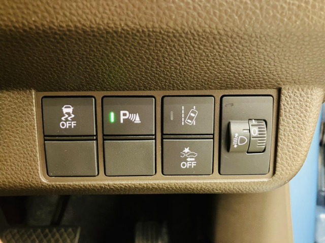 こちらのお車は、ホンダセンシングを装備しております！先進の安全運転支援機能で、さまざまなシーンで運転をサポートしてくれます！是非、ホンダセンシング装備車両をご検討ください！