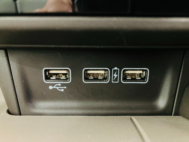 USBオーディオ用ソケットがついていますので携帯電話などを接続すれば音楽等の再生が可能です！