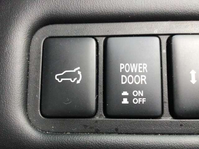 リヤゲートは運転席にあるこちらのボタンからも操作できます！