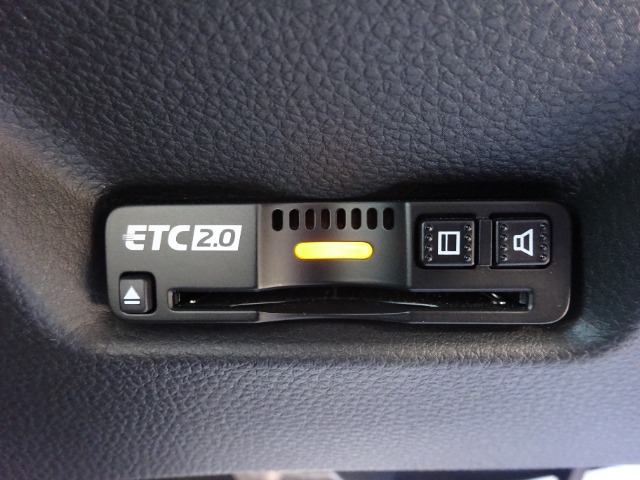 ナビゲーション連動ETC2.0車載器です。料金所のETCレーンへの誘導やナビ画面での利用履歴・料金確認などが可能です。納車前にはセットアップ完了！カードを差し込むだけで、ごり利用いただけます。