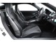 シートは、スポーツシートプラスがオプション装備されております。また、ヘッドレストには、専用装備のシルバーカラー「GT4」ロゴ刺繍も施されております。