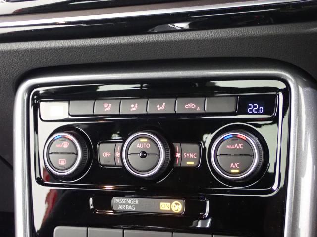 運転席、助手席でそれぞれ違う温度設定が出来る２ゾーンフルオートエアコン。