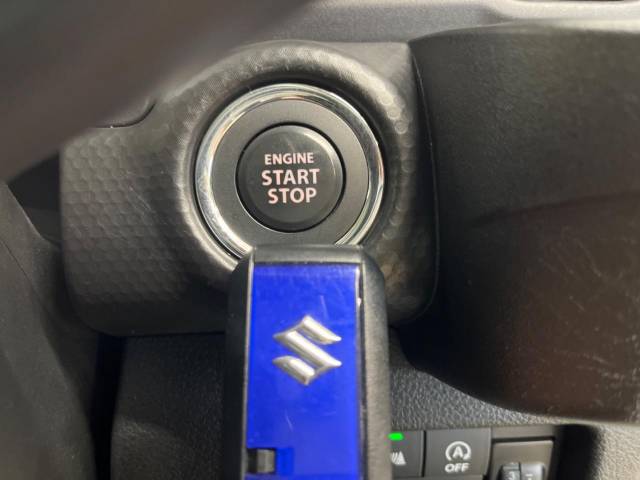【スマートキー／プッシュスタート】鍵を持っているだけで、ドアロック解除・施錠からエンジンスタートまで操作できる便利な機能です。