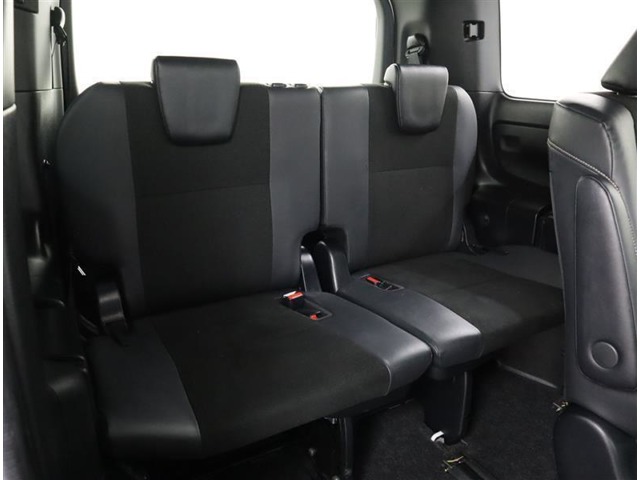 サードシートは折り畳み可能で、トランクやセカンドシートのスペースアップできます。