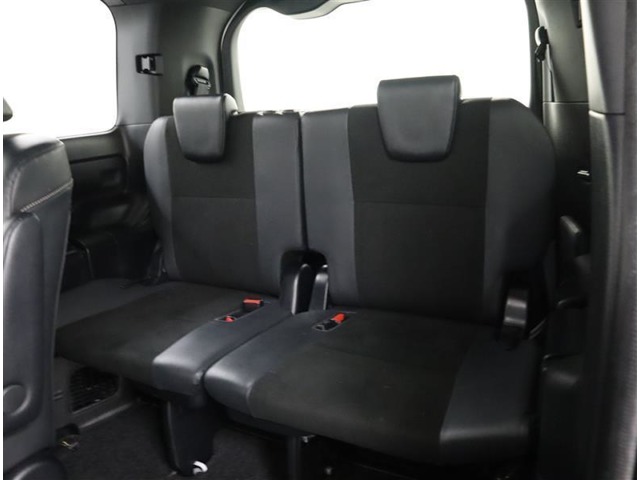 サードシートは３人がけです。真ん中の座席用のシートベルトも肩掛けのベルトで安全性に配慮しています。